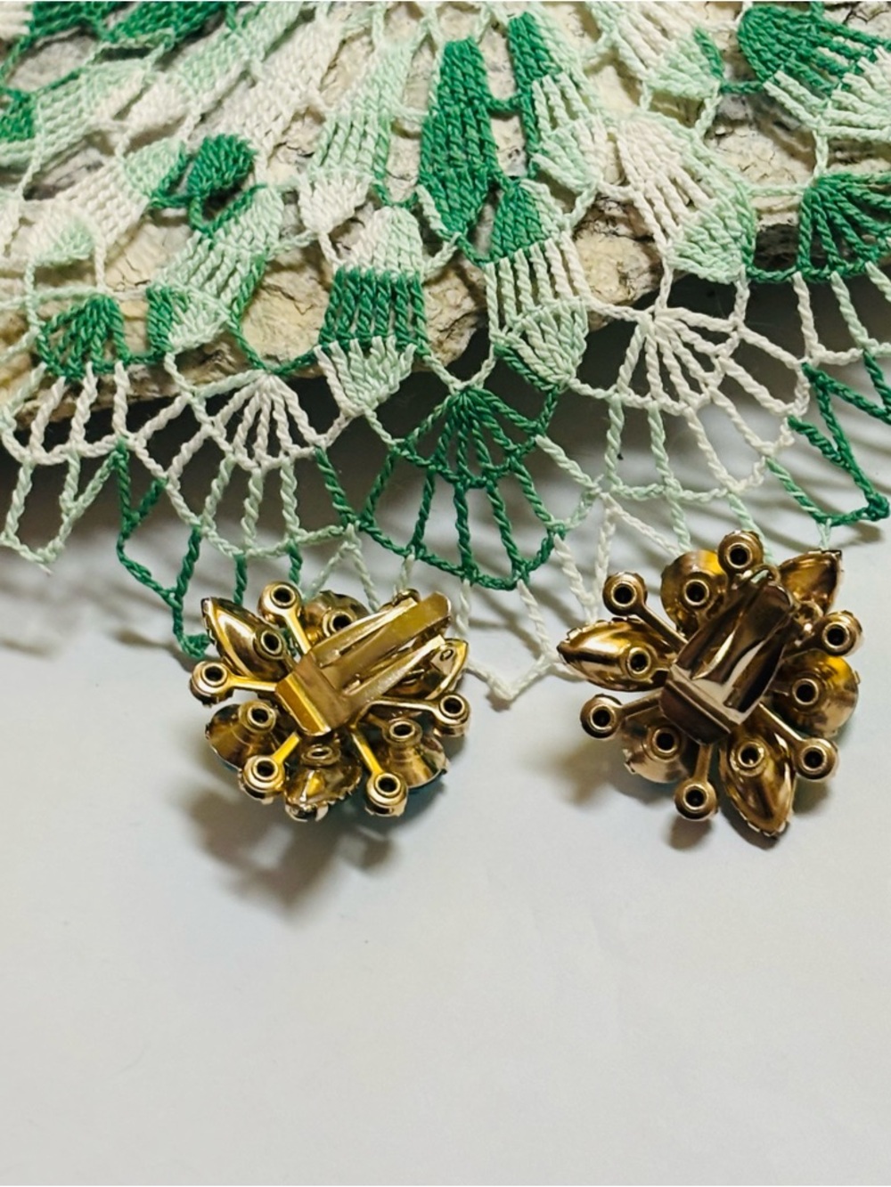 Vintage Judy Lee Unsigned Floral Green Blue Rhinestone Gold Clip Earrings - Picture 5 of 6